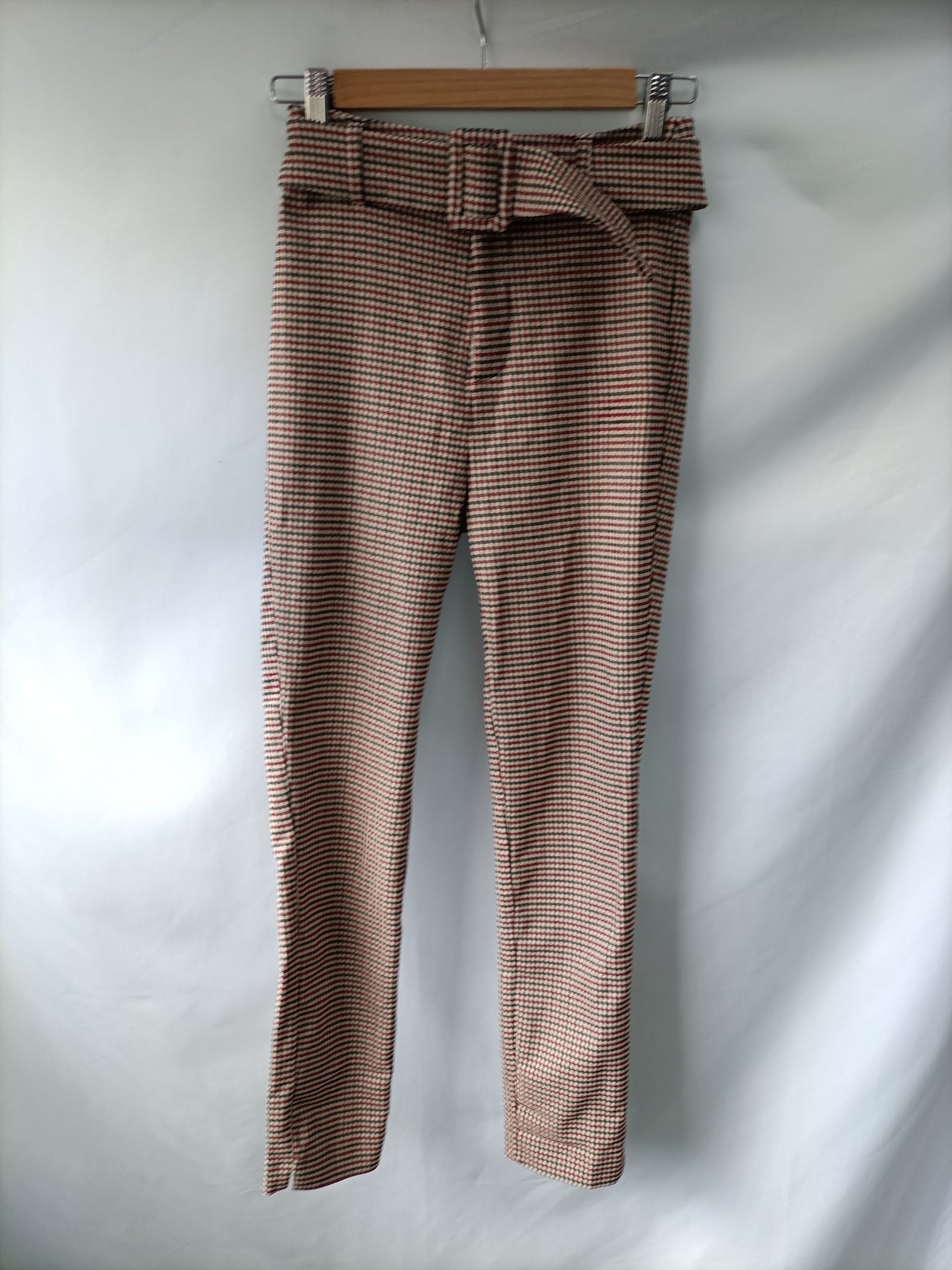 STRADIVARIUS. Burgundy and beige houndstooth trousers Ts