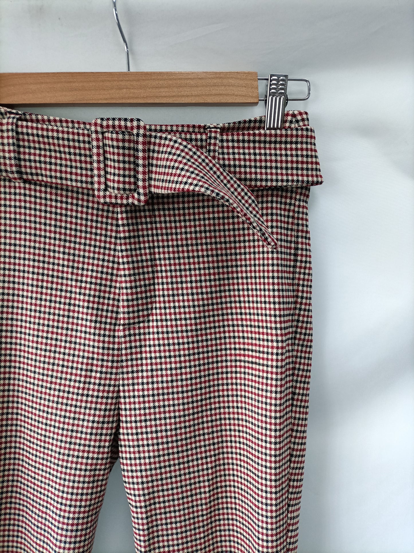 STRADIVARIUS. Burgundy and beige houndstooth trousers Ts