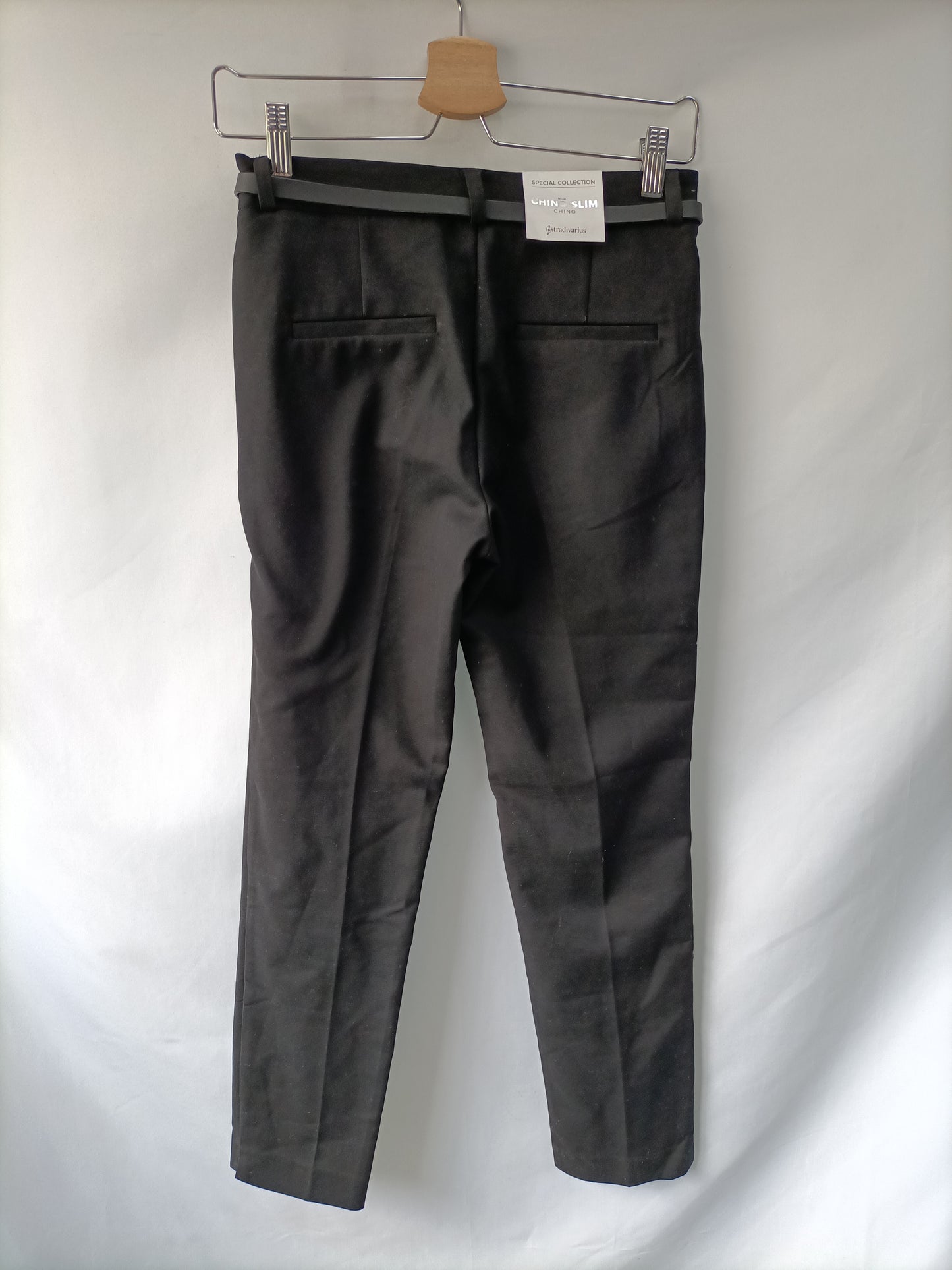 STRADIVARIUS. pantalon negro chino slim T.34