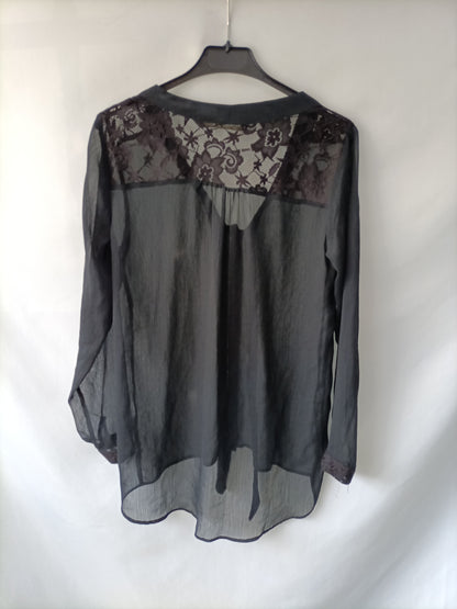 ZARA. Blusa negra encaje T.s