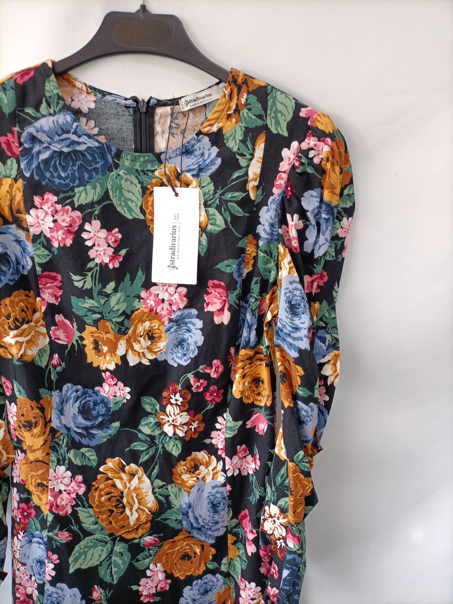STRADIVARIUS. vestido negro estampado mangas fruncidas T.s