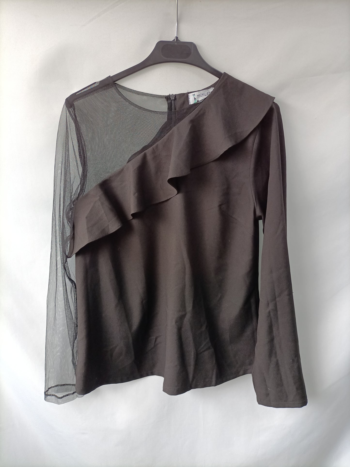 MINUETO. Top negro asimétrico volante T.m