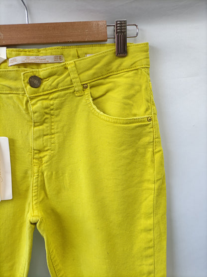 ZARA.Vaqueros amarillos T.40
