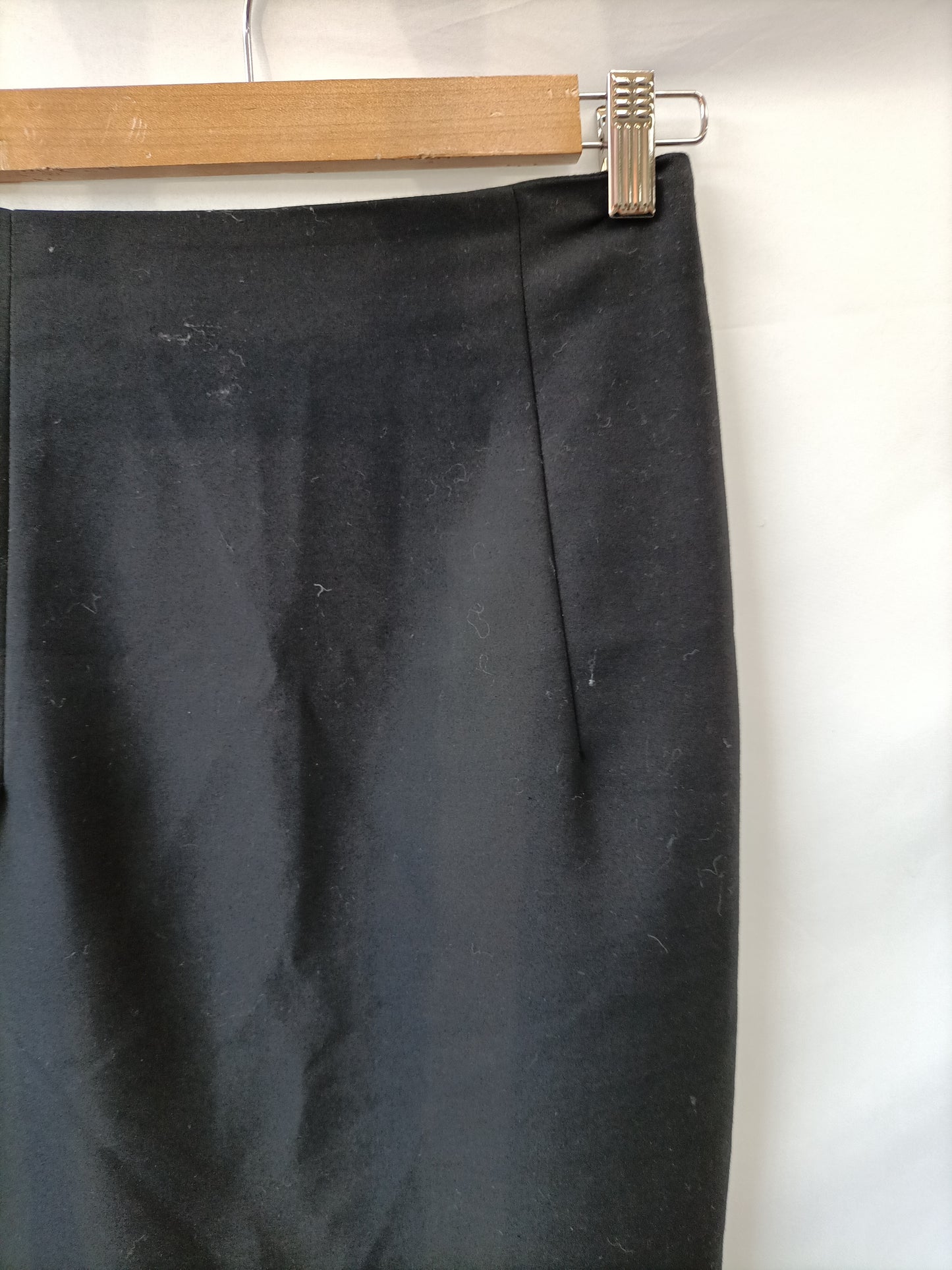 ZARA. falda negra tubo cremallera dorada T.xs