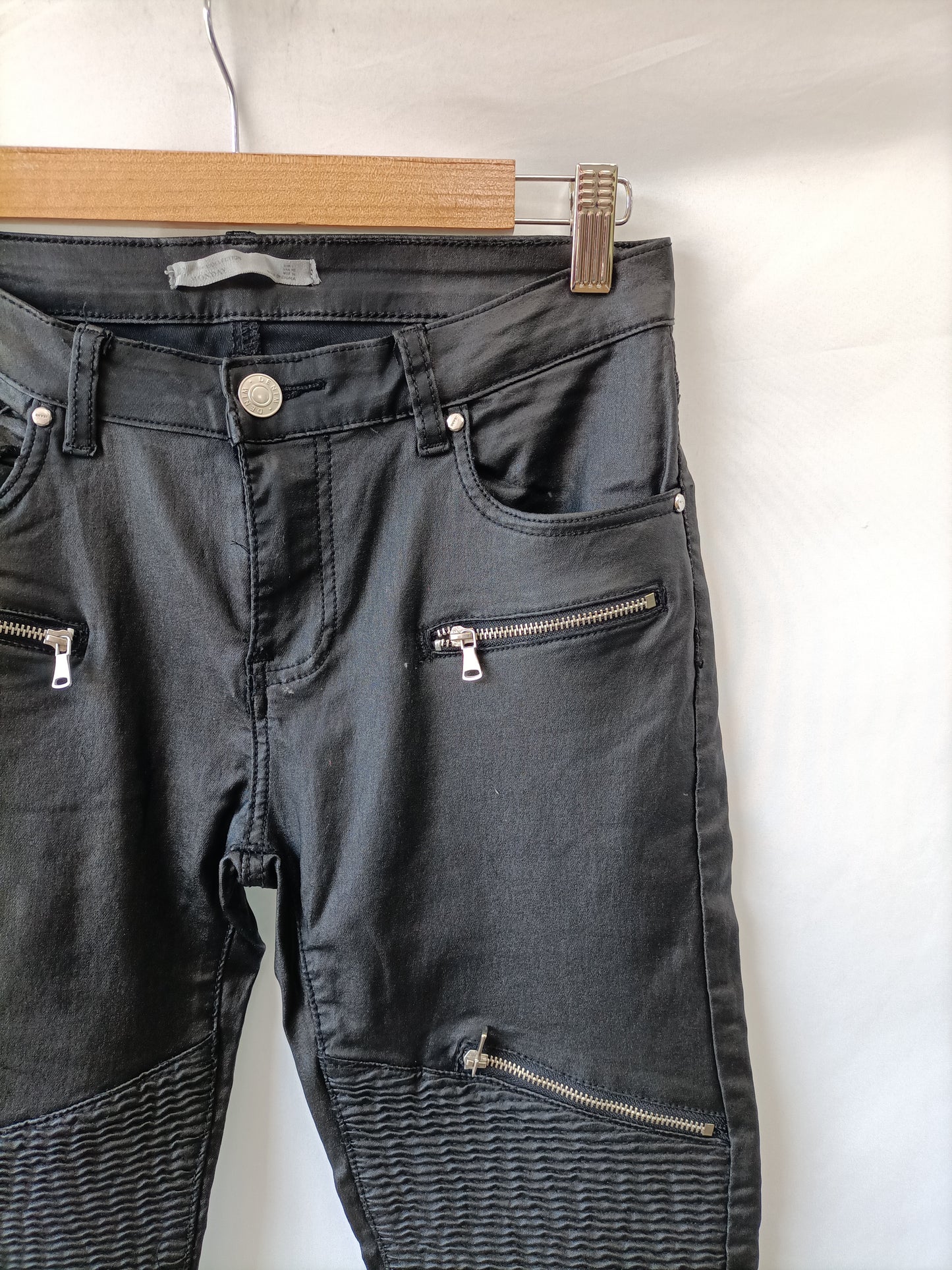 ZARA. pantalon efecto piel cremalleras T.L