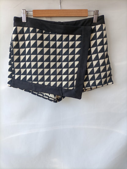 STRADIVARIUS. Falda pantalon corta estampado geométrico blanco y negro T.38