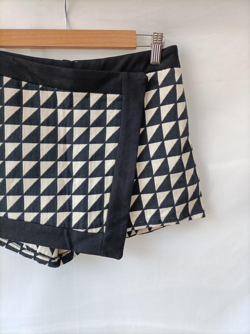 STRADIVARIUS. Falda pantalon corta estampado geométrico blanco y negro T.38