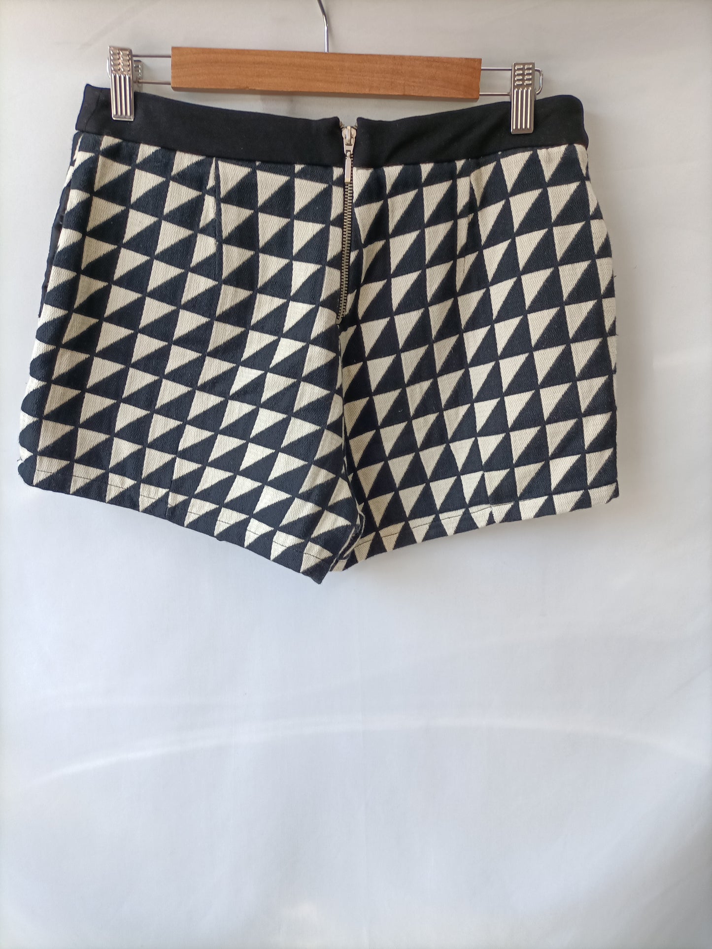 STRADIVARIUS. Falda pantalon corta estampado geométrico blanco y negro T.38