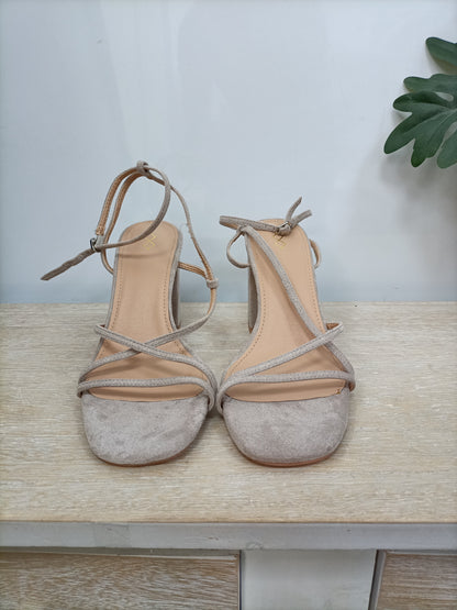 MIM SHOES. Sandalia antelina T.38