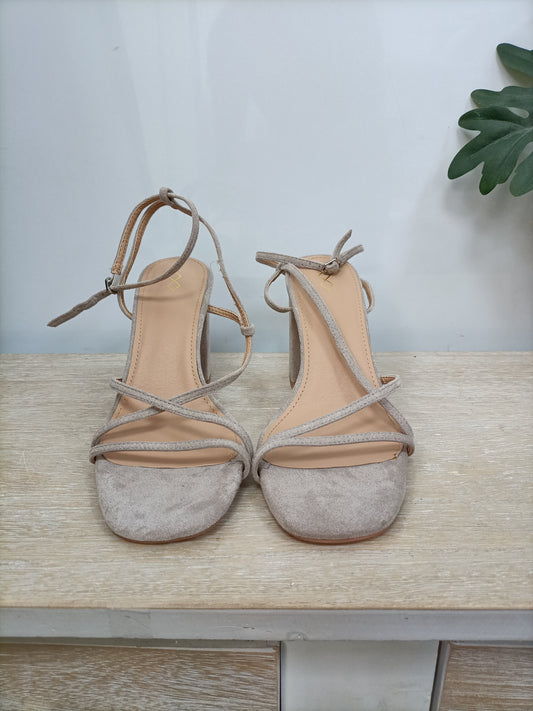 MIM SHOES. Sandalia antelina T.38