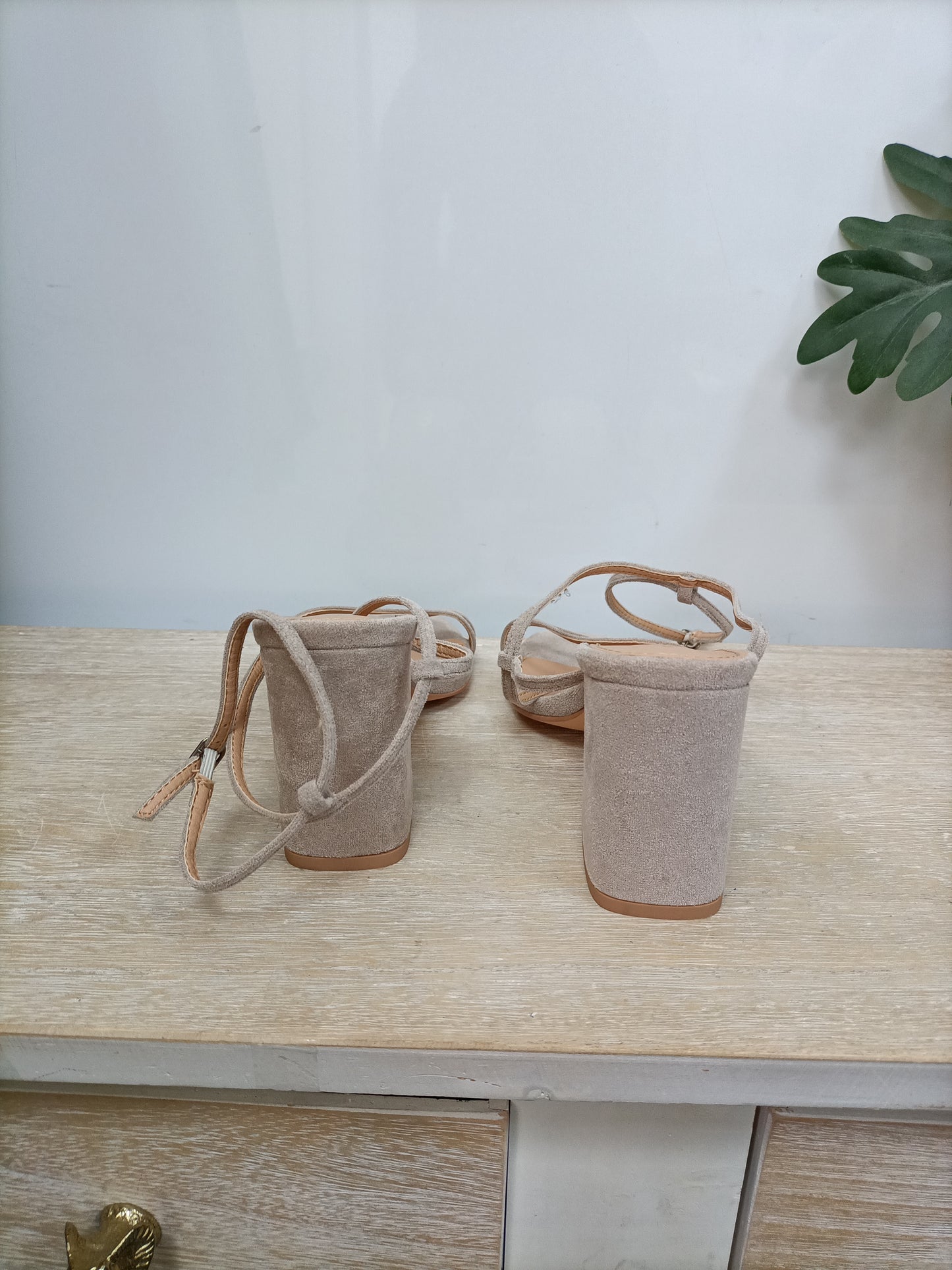 MIM SHOES. Sandalia antelina T.38