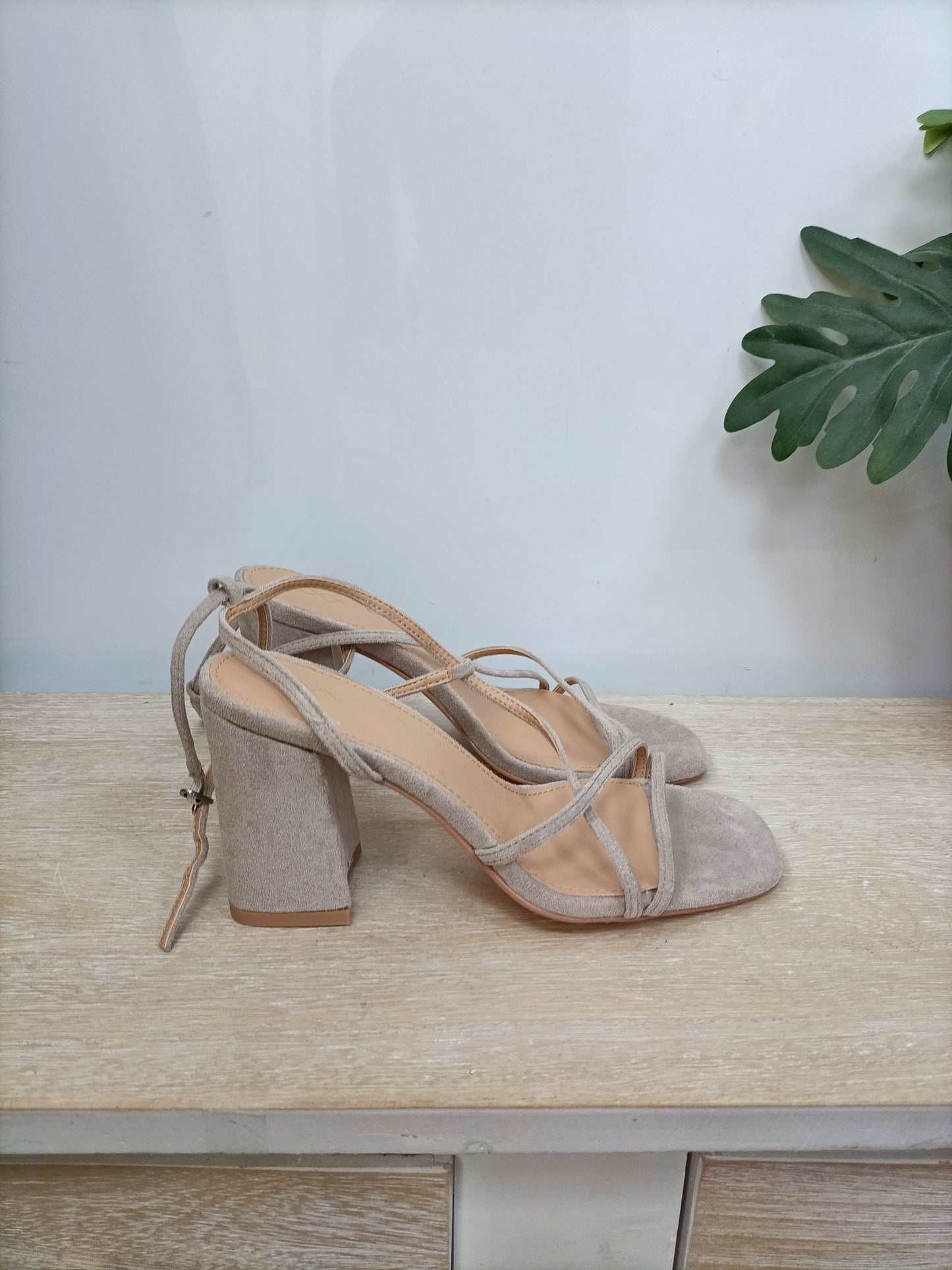 MIM SHOES. Sandalia antelina T.38