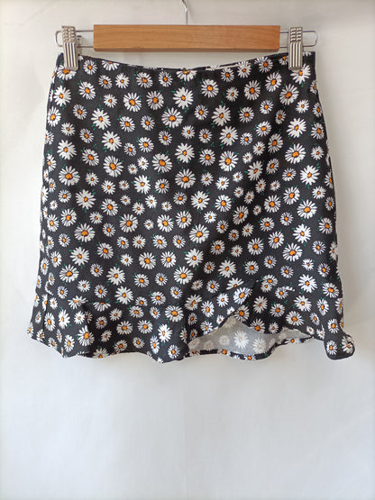 PULL&BEAR. Falda corta margaritas T.s
