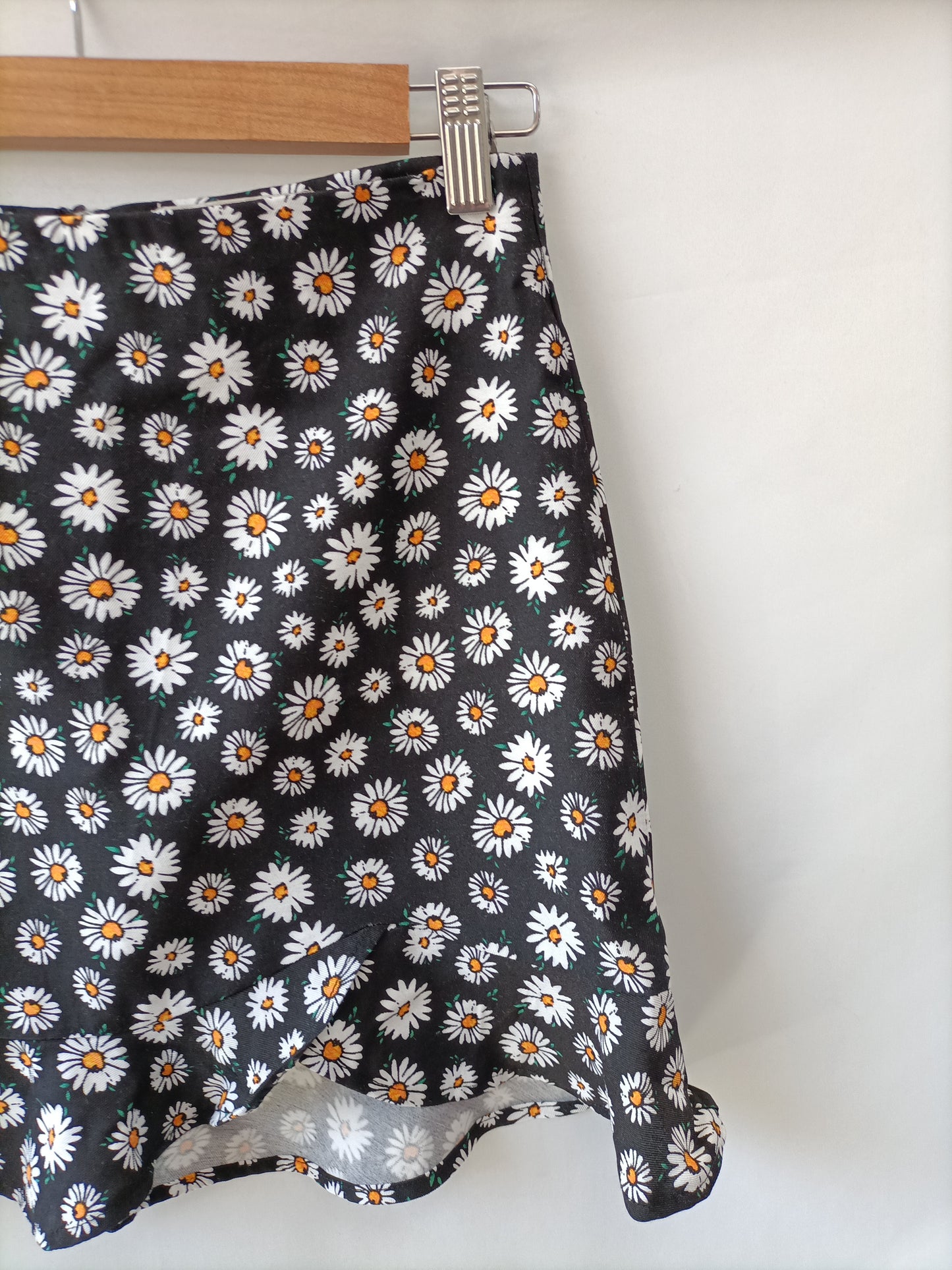 PULL&BEAR. Falda corta margaritas T.s