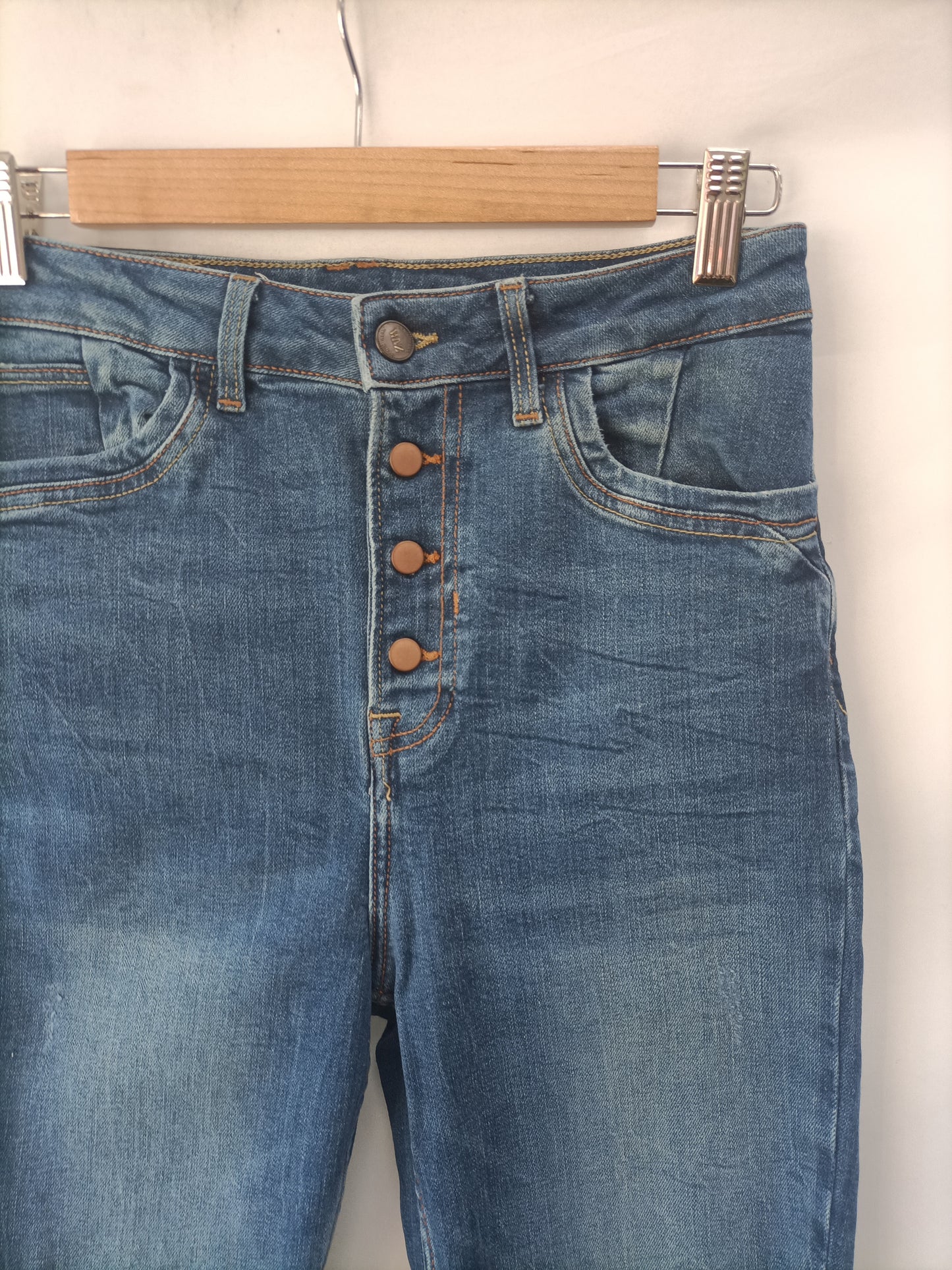 ZARA. Pantalón vaquero botones  T.38