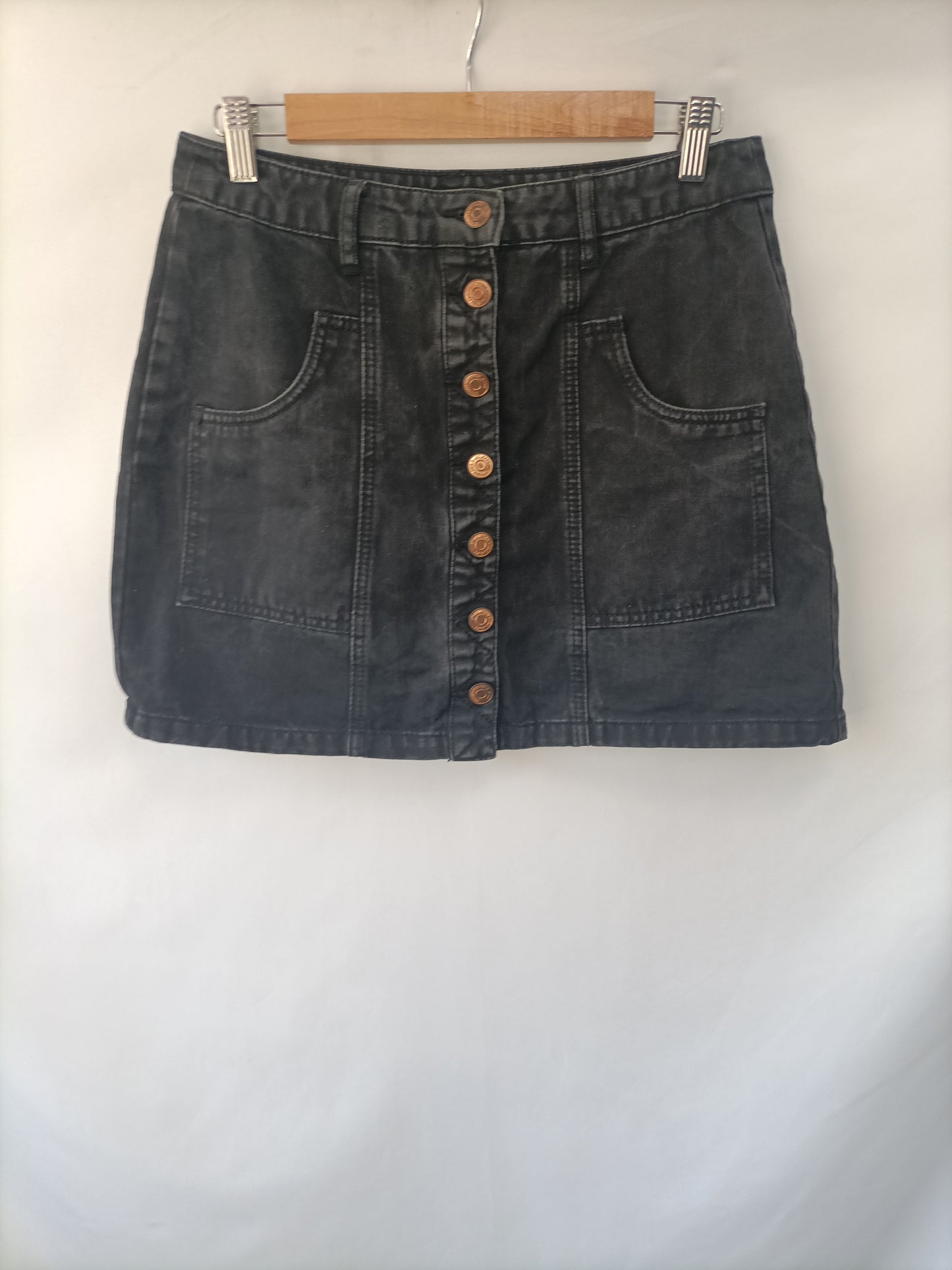 STRADIVARIUS. Falda negra Botones  T.40