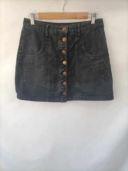 STRADIVARIUS. Falda negra Botones  T.40