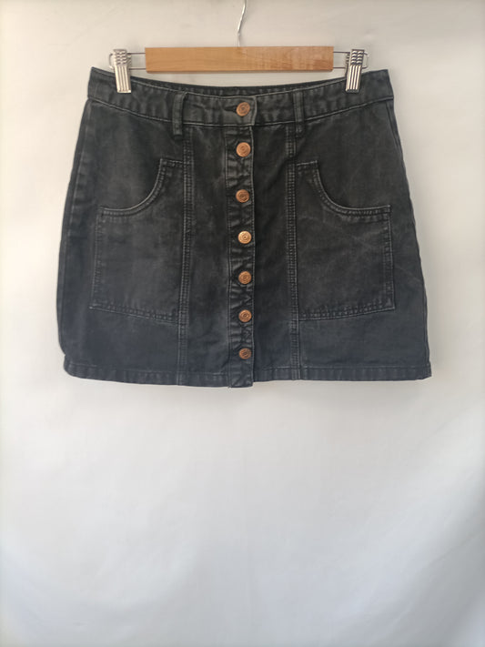 STRADIVARIUS. Falda negra Botones  T.40