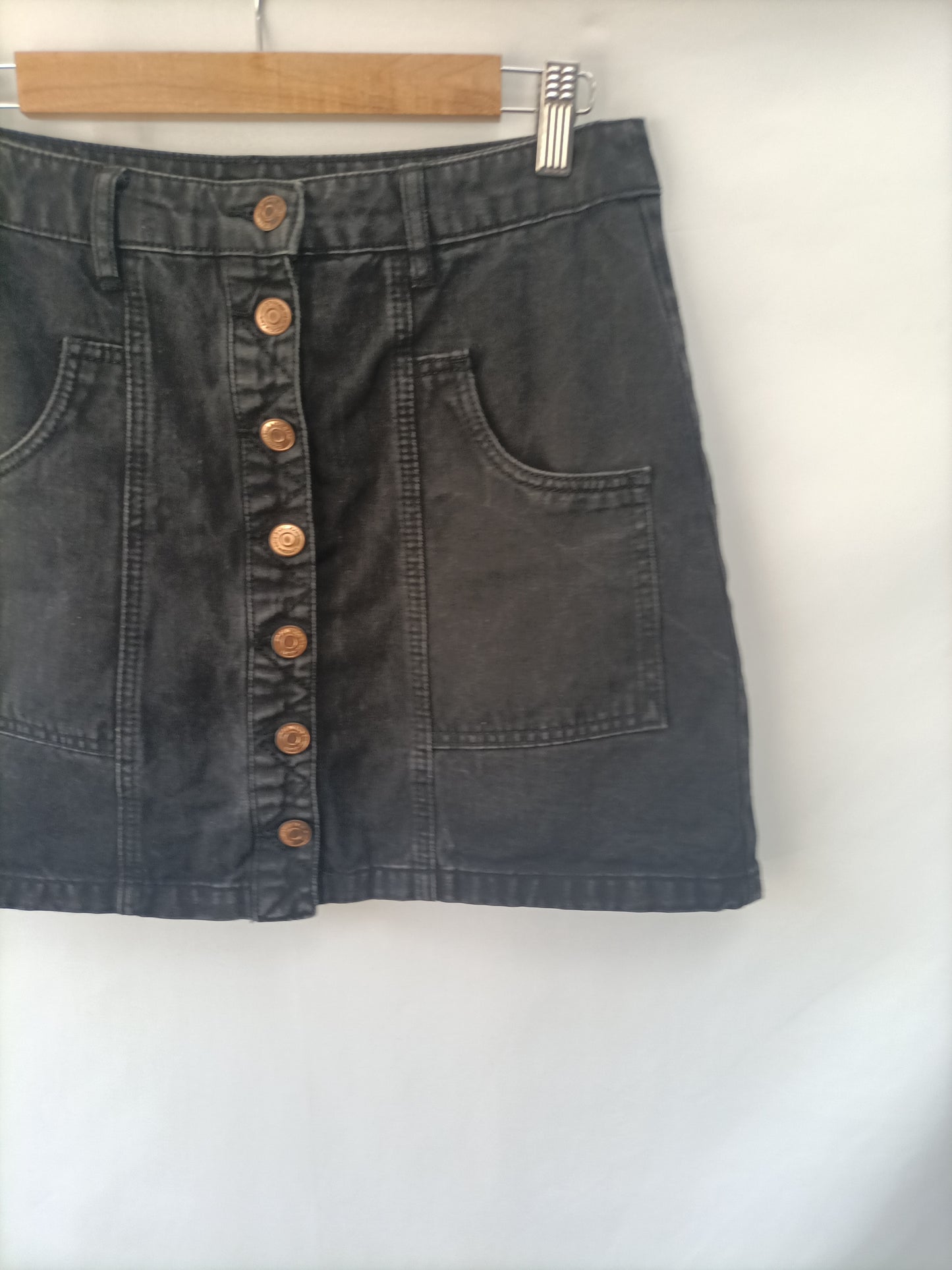 STRADIVARIUS. Falda negra Botones  T.40