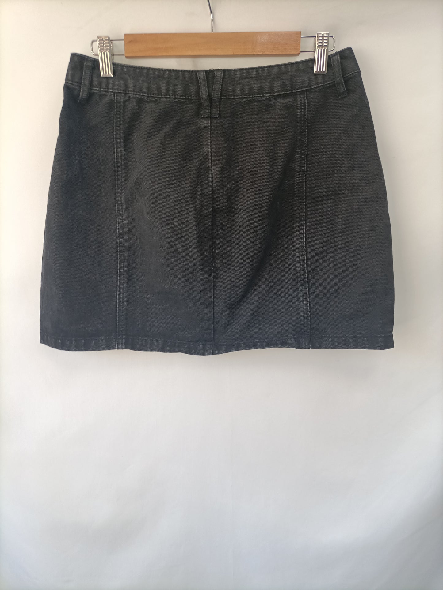 STRADIVARIUS. Falda negra Botones  T.40