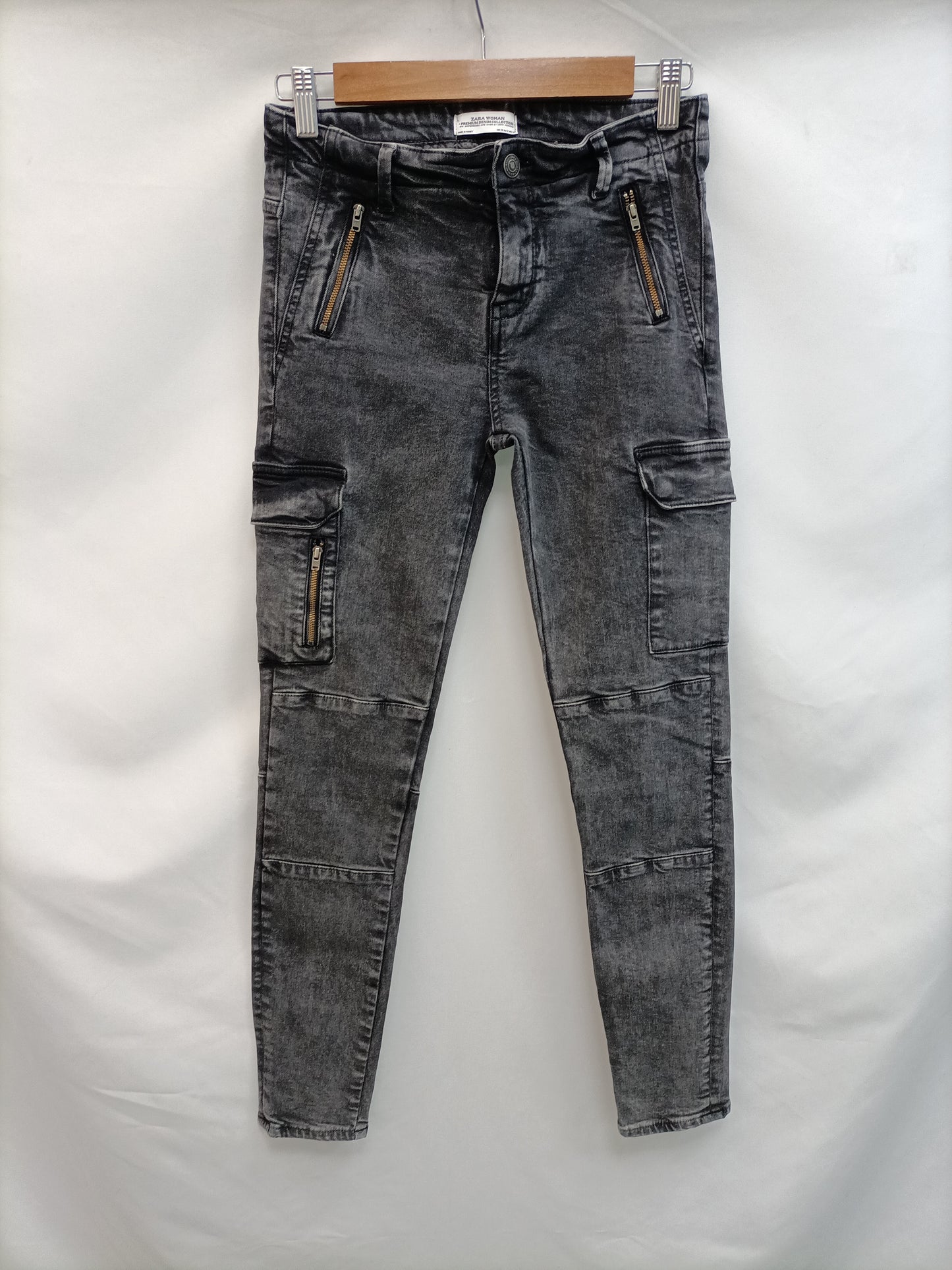ZARA. Pantalón gris bosillos T.38