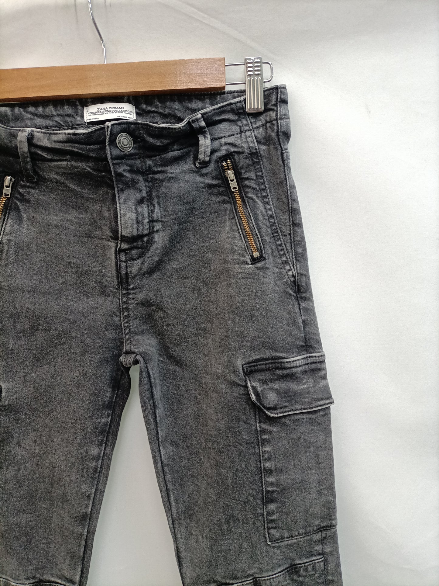 ZARA. Pantalón gris bosillos T.38