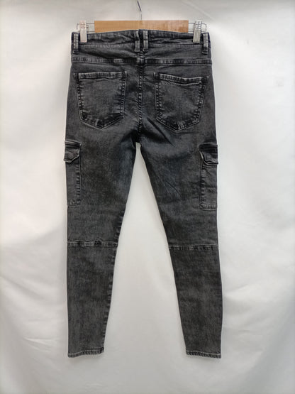 ZARA. Pantalón gris bosillos T.38