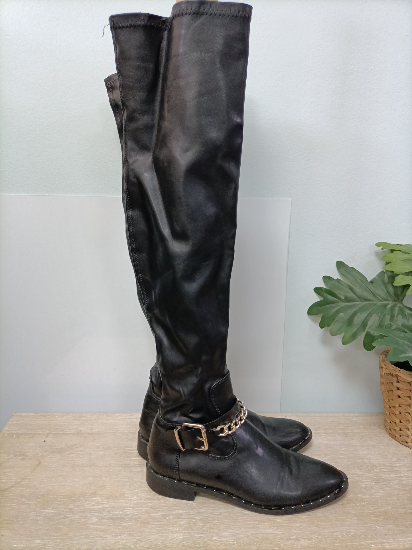 ZARA. Botas negras altas T.37(tara)