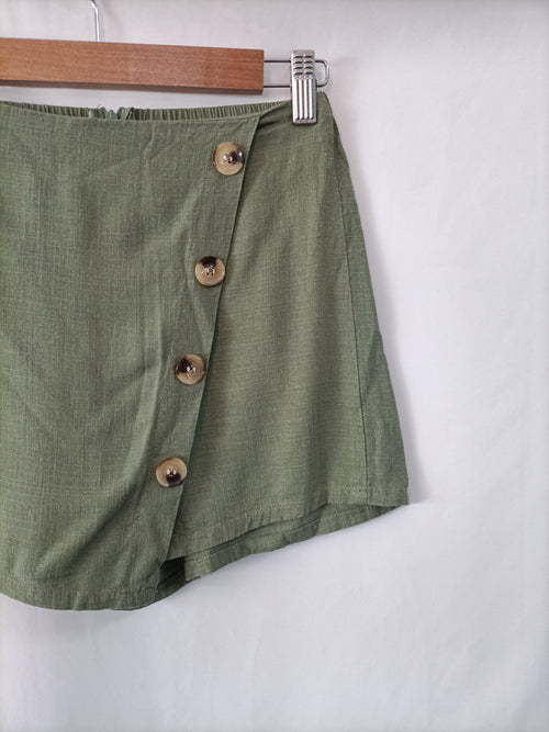 OTRAS. Shorts verde botones Tu(xs)