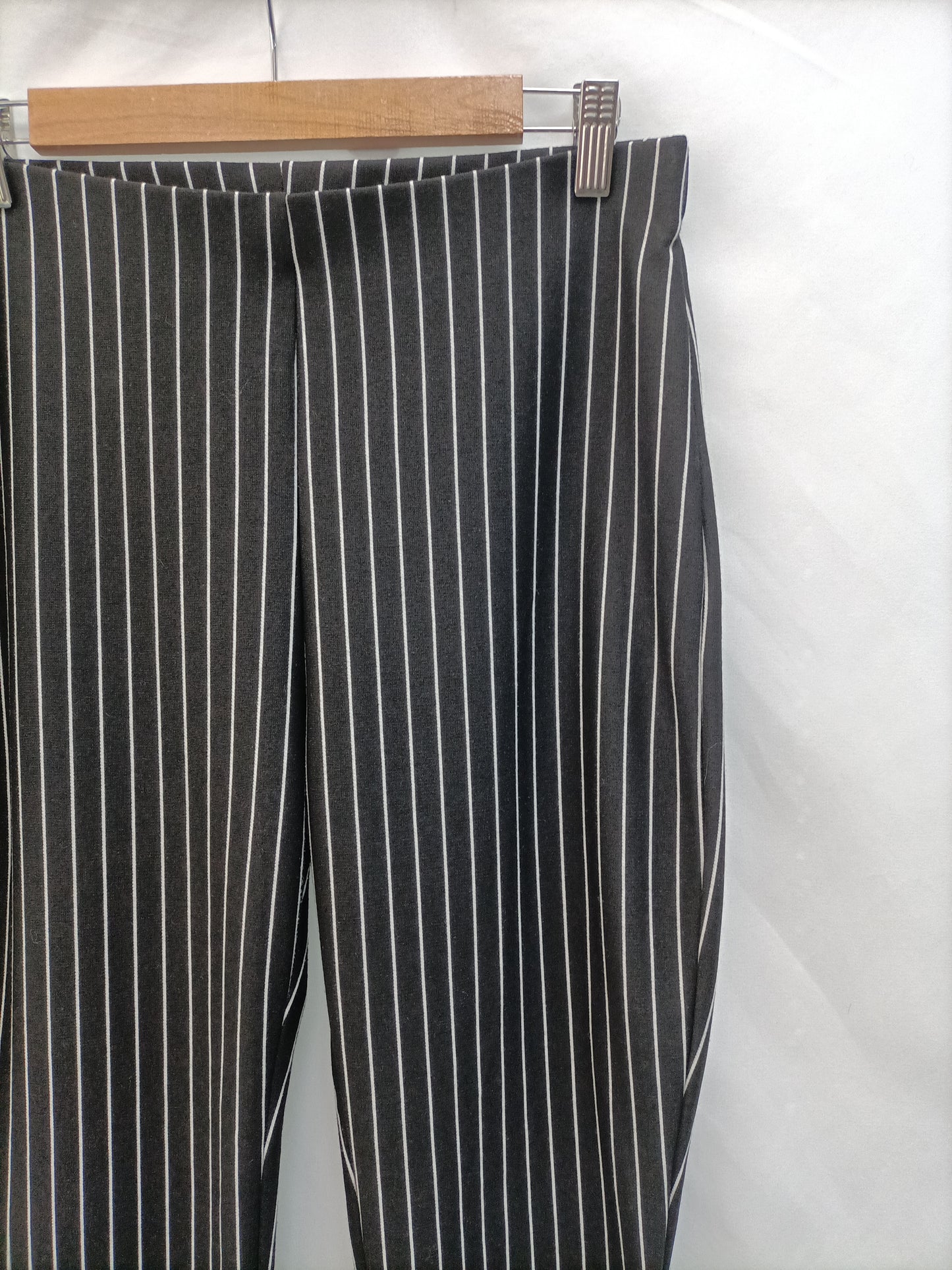 ZARA. Pantalón rayas T.l