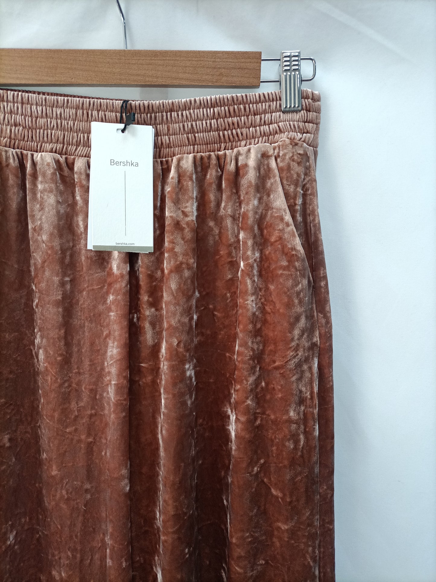 BERSHKA. Pantalón terciopelo talla S