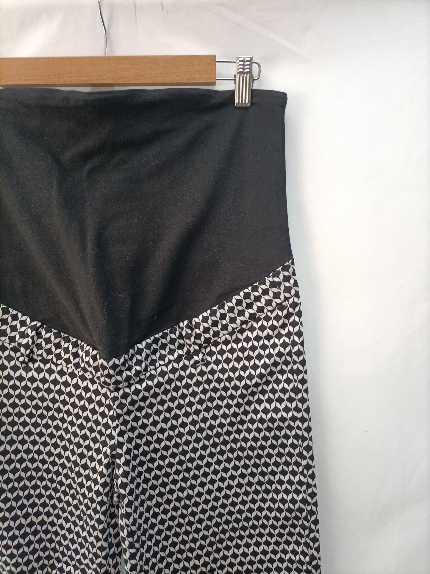 H&M. Pantalón premamá estampado