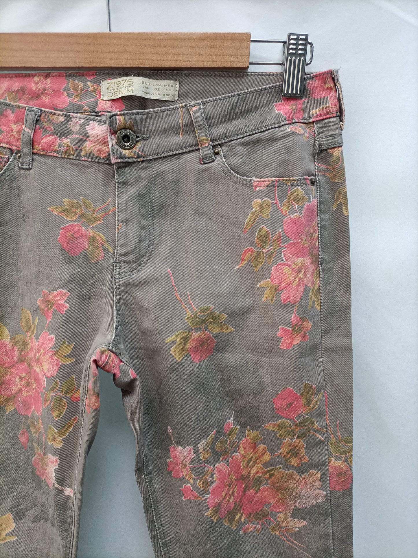 ZARA. Pantalones verde estampado flores T.34