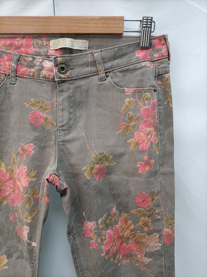 ZARA. Pantalones verde estampado flores T.34