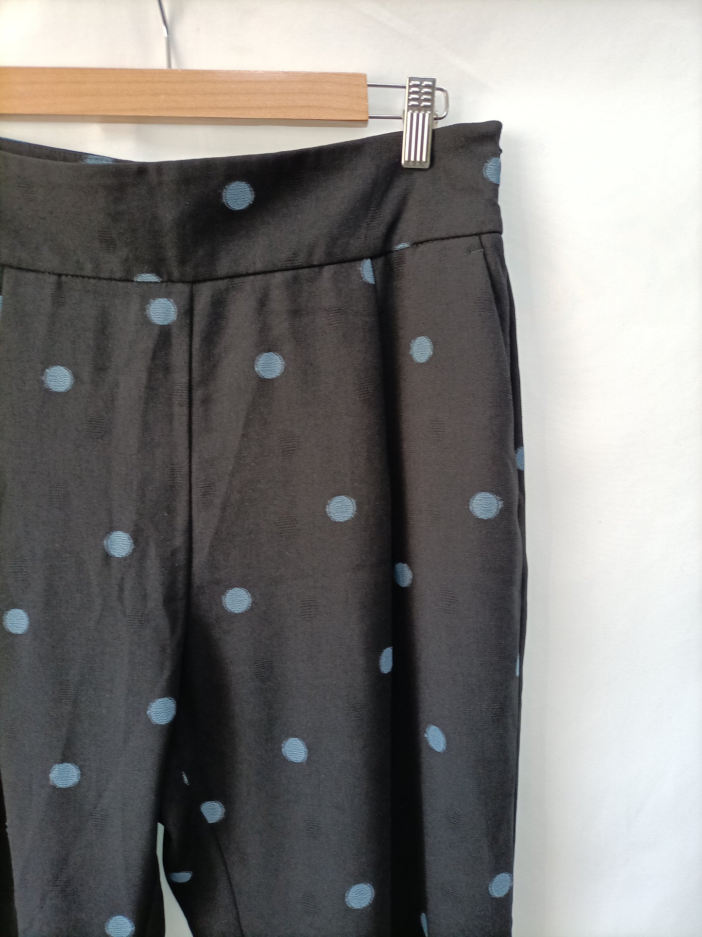 ZARA.Pantalones pegged lunares T.L