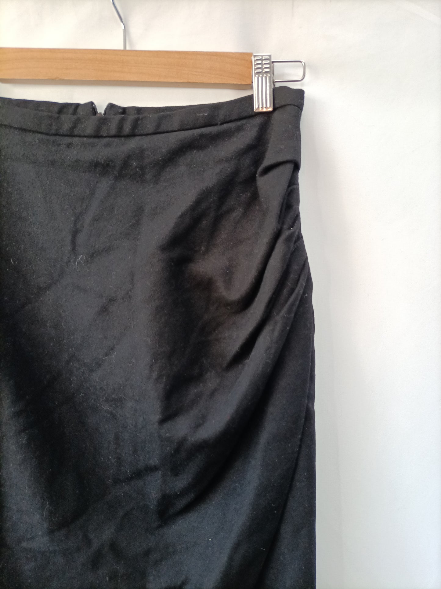 ANGEL SCHLESSER. Black skirt with gathered front, size 40 (34 real)