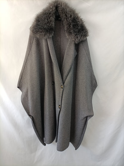 ZARA. abrigo poncho gris T.s