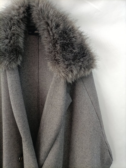 ZARA. abrigo poncho gris T.s