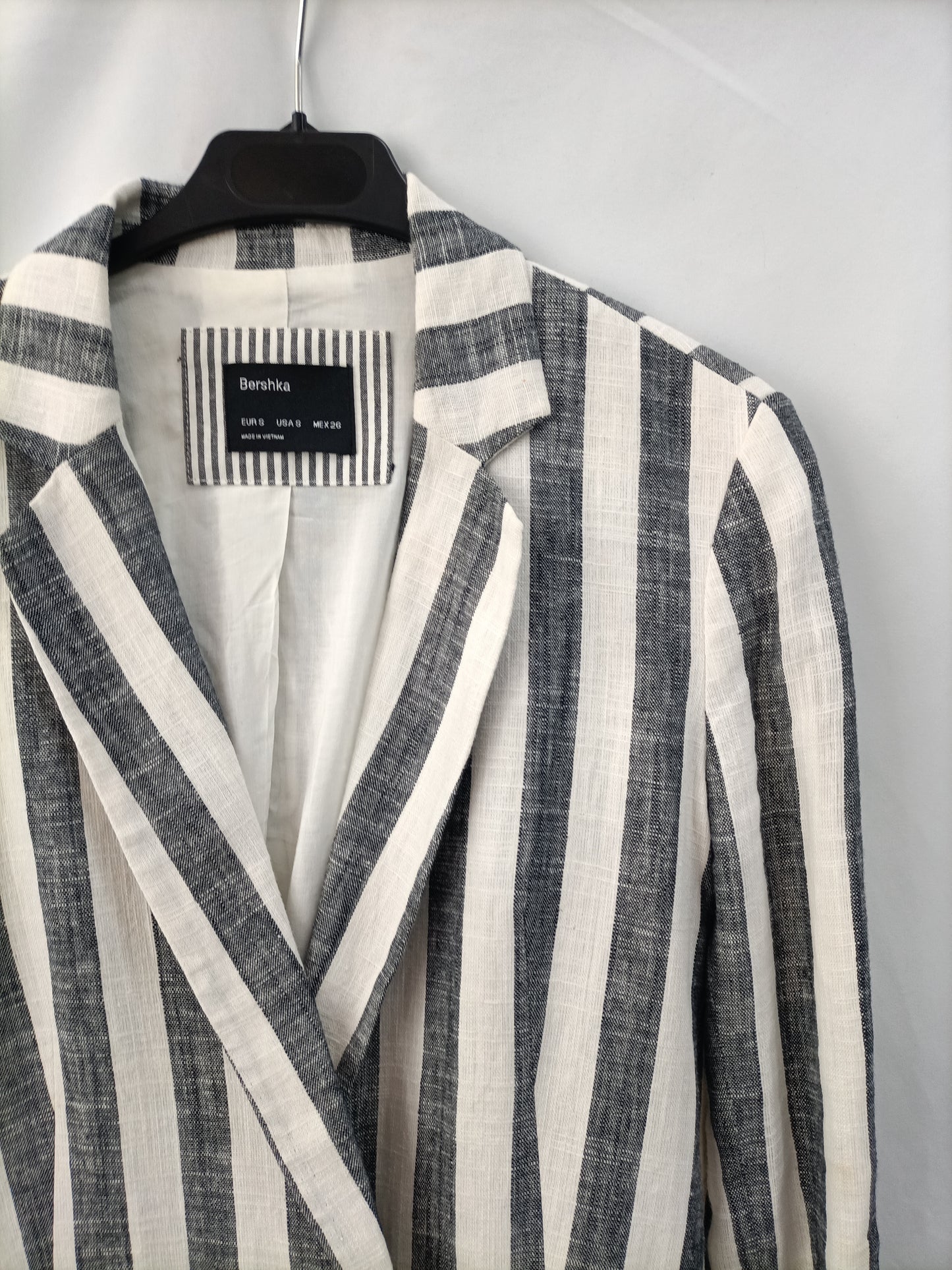 BERSHKA. Blazer rayas T.s