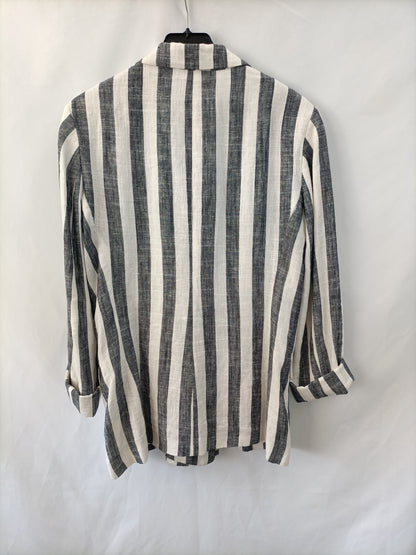 BERSHKA. Blazer rayas T.s