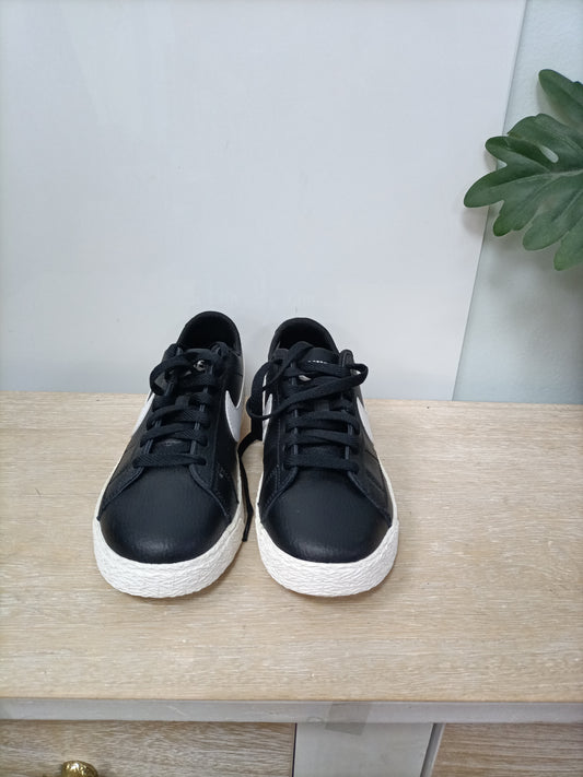 NIKE. Zapatillas negras T.35,5