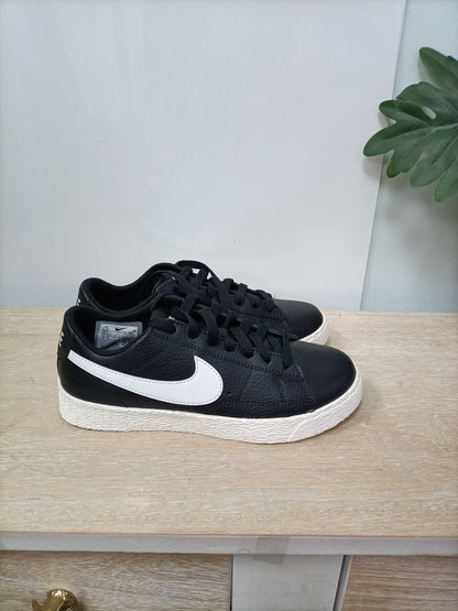 NIKE. Zapatillas negras T.35,5