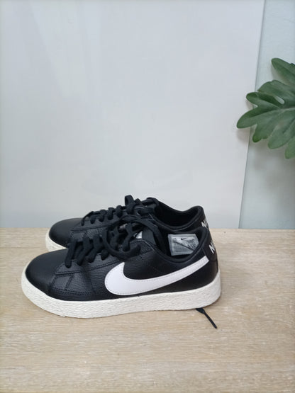 NIKE. Zapatillas negras T.35,5