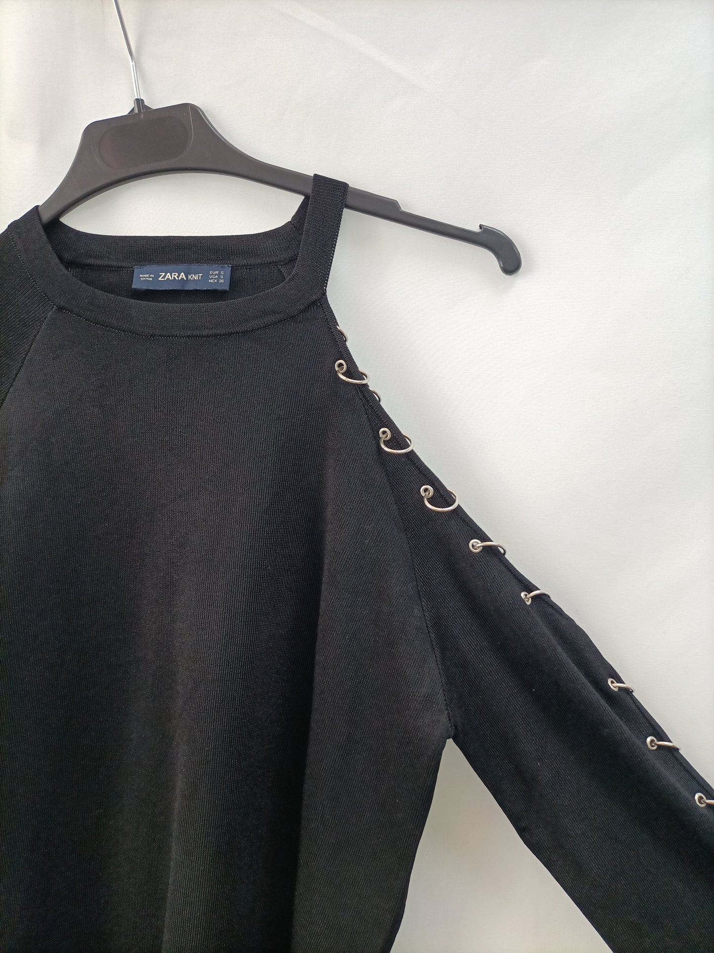 ZARA. Jersey negro argollas T.s