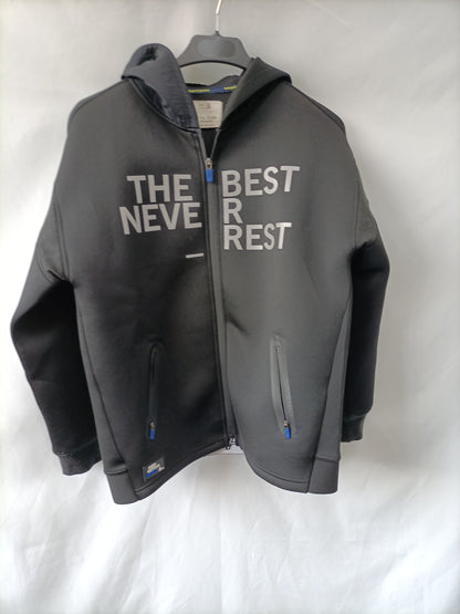 ZARA. Sudadera negra letra T.10 años