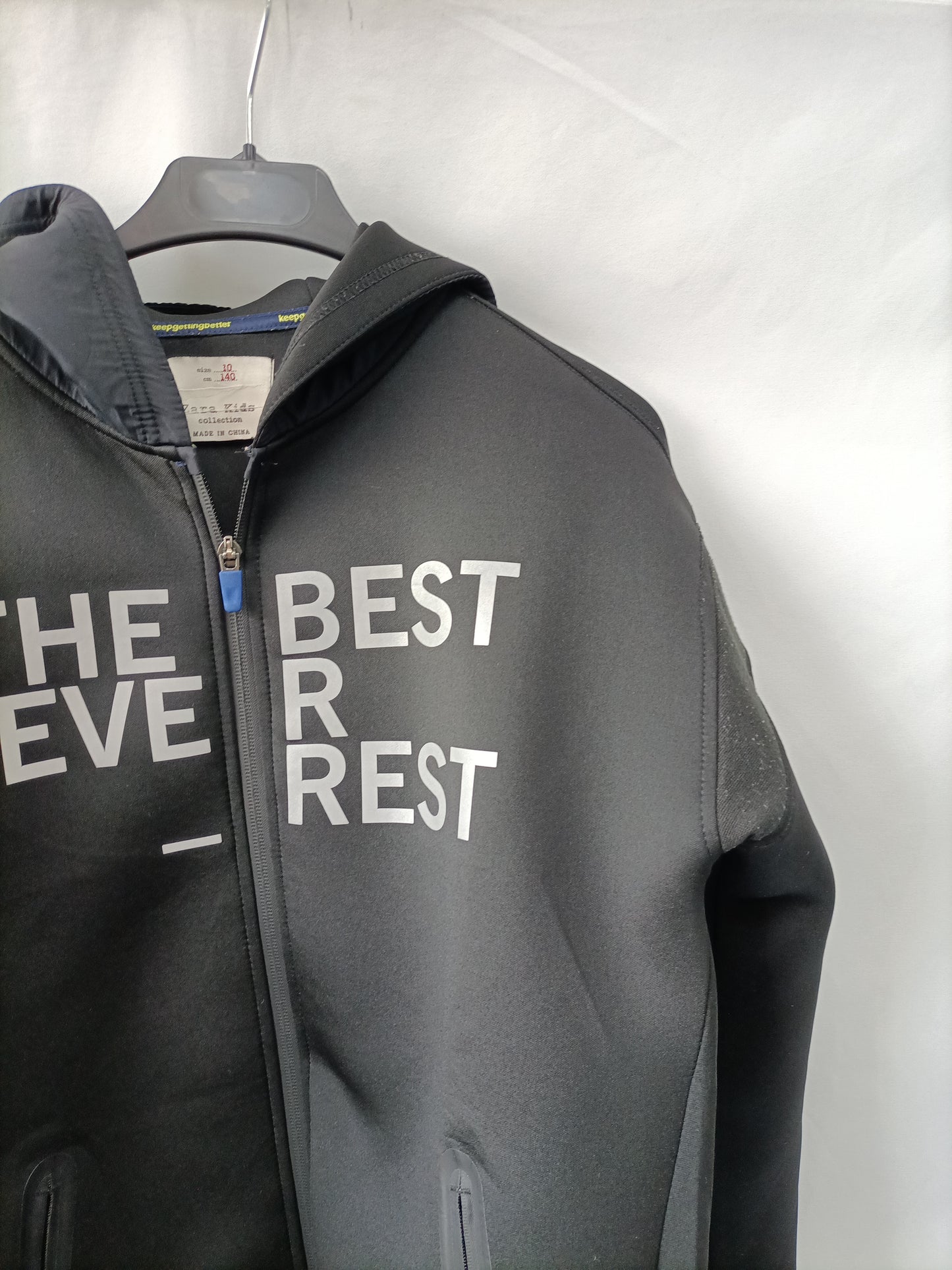 ZARA. Sudadera negra letra T.10 años