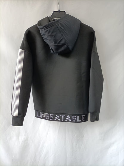 ZARA. Sudadera negra letra T.10 años