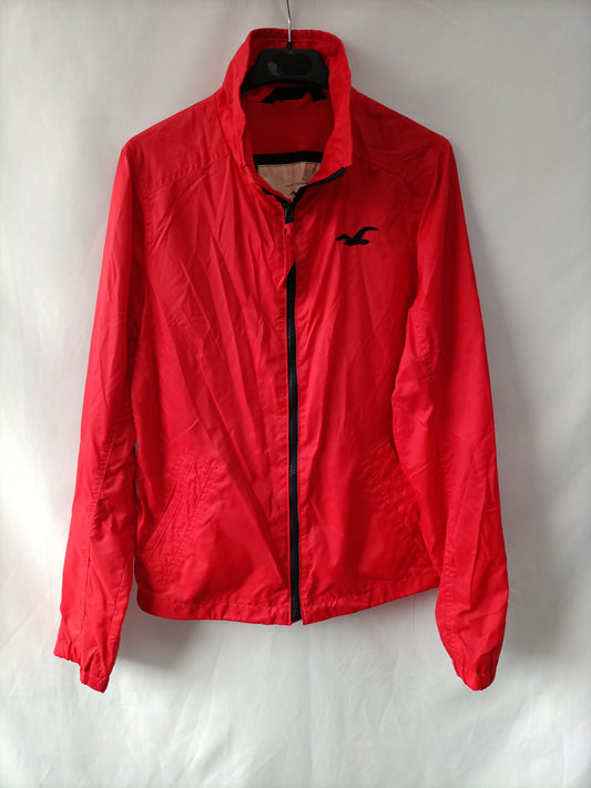 HOLLISTER. Corta vientos rojo T.s