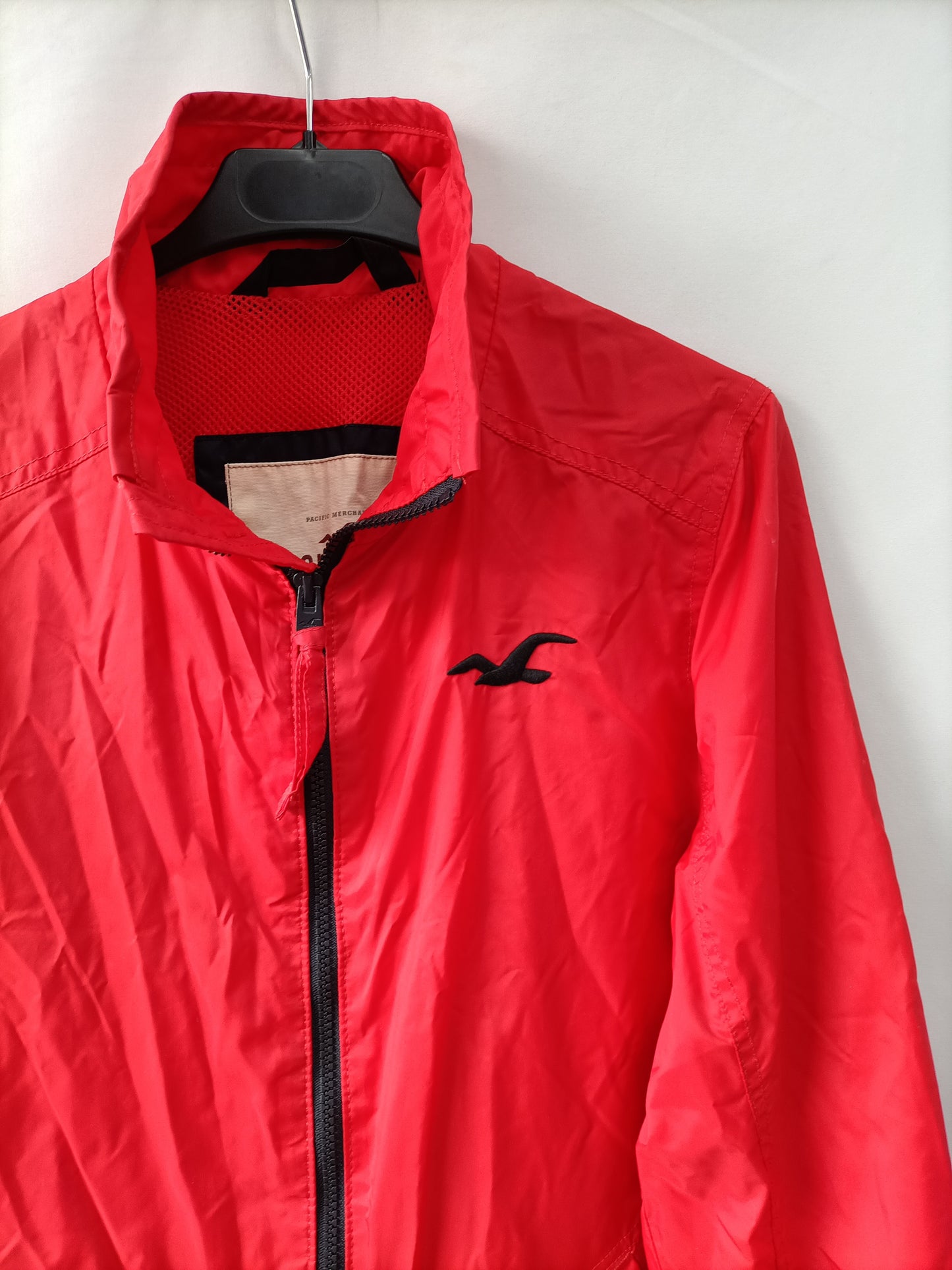 HOLLISTER. Corta vientos rojo T.s