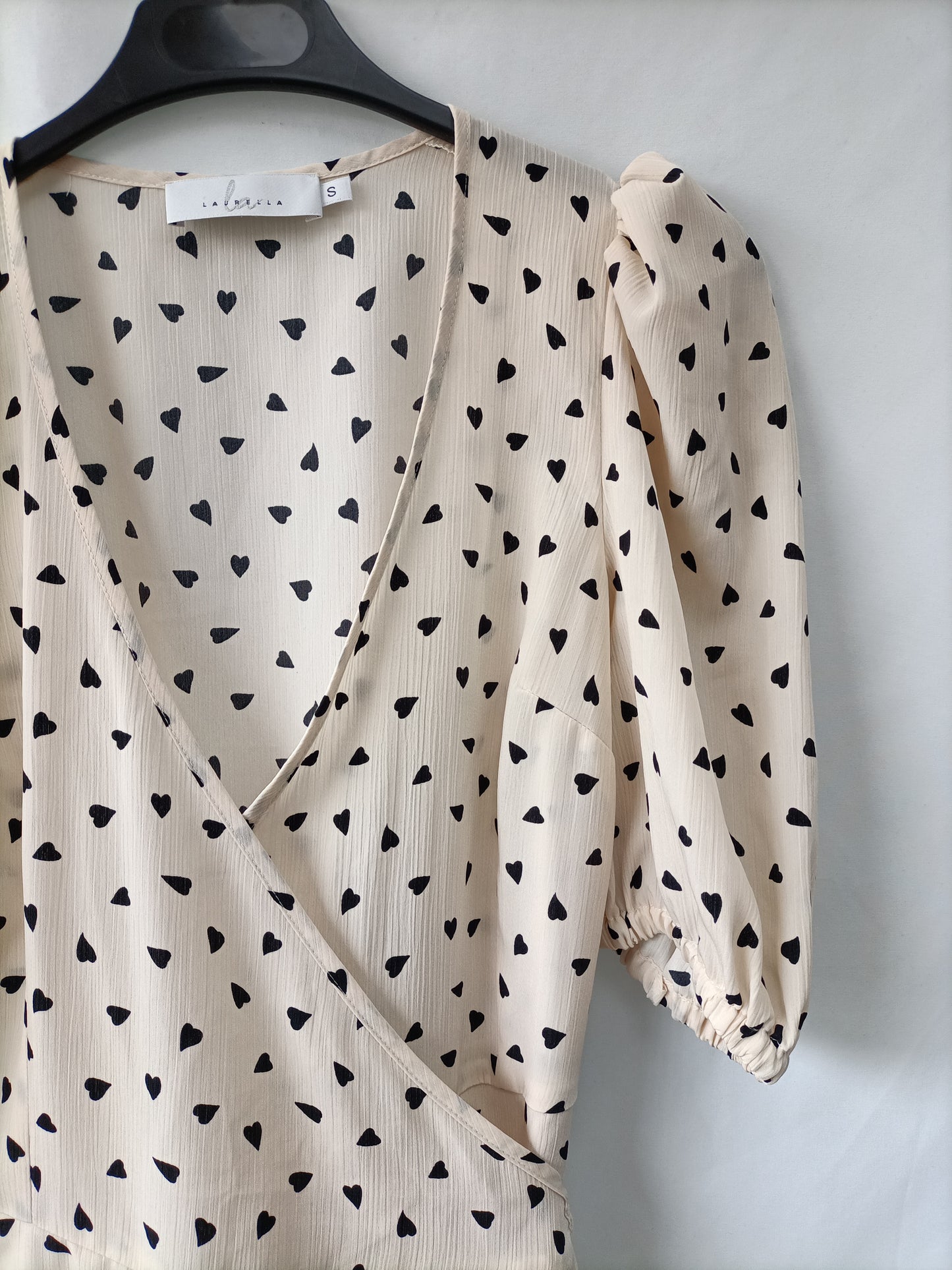 LAURELLA. Vestido beige corazones T.s